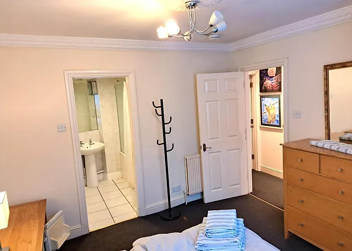 Double Room With Private Bathroom In Flat London Centre